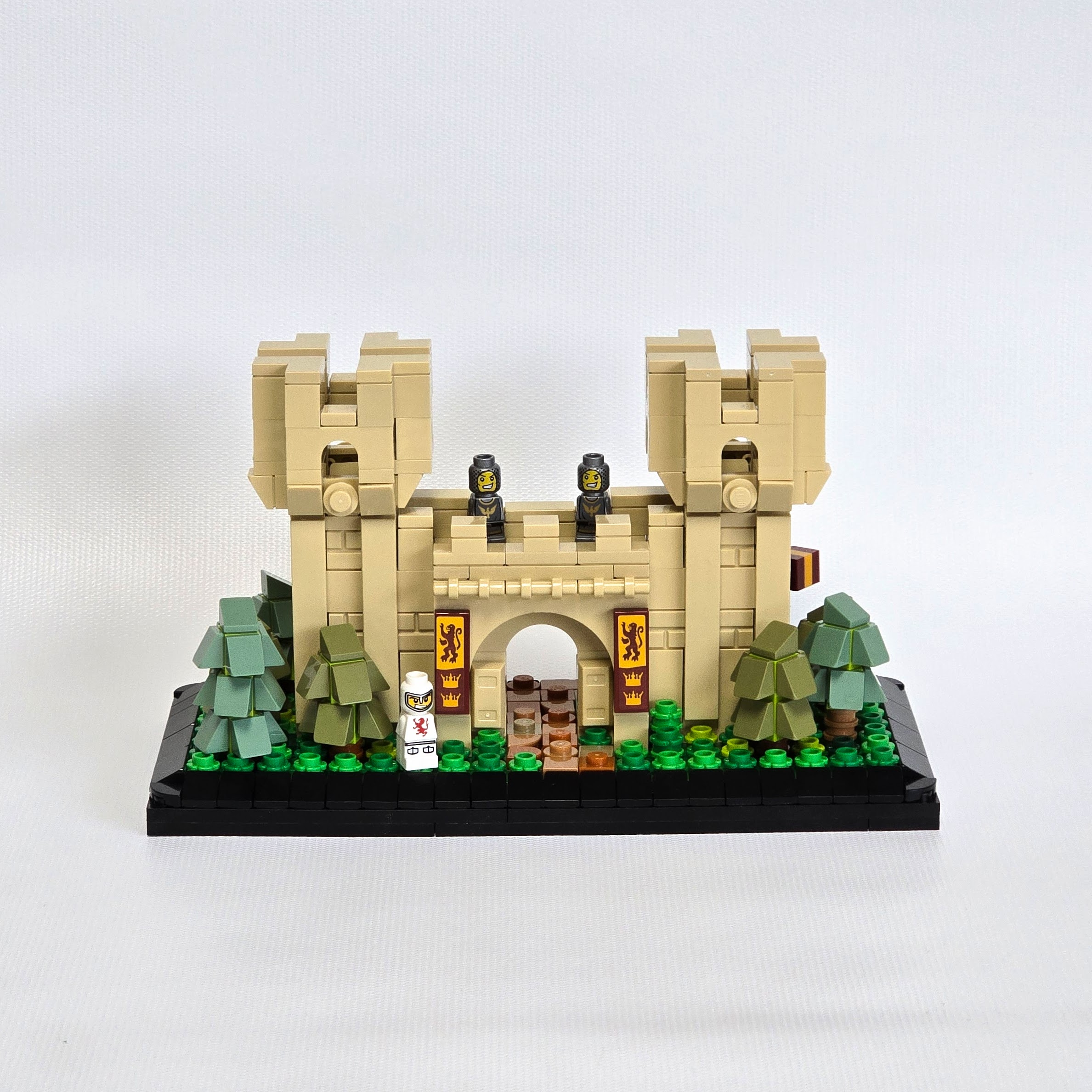Lego heroica-scale castle gate, created by Alex Lyman
